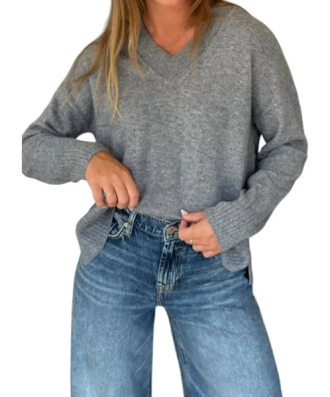 Women's Night-Out Outfit Timeless Elegance V Neck Cashmere Pullover Sweater In Monument