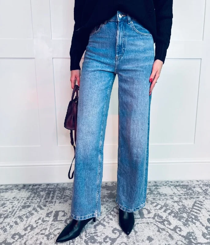 Women's Party Outfit Score Big On Glamorous Red - Carpet Styles Light Blue Denim Wide Leg Jeans